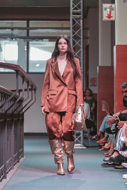 Helena Otamendi, la hija de Gege Neumann, también desfiló en esta edición de BafWeek 2023. Fue para Prüne, en el Palacio Chacabuco