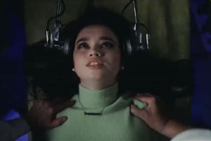 Helena Tuñón como Moria Casán de 14 años en la biopic de Netflix (Foto: Captura / Netflix)
