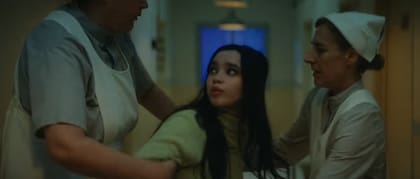 Helena Tuñón debutó en la serie biográfica de Moria Casán con una fuerte escena (Foto: Captura Netflix)