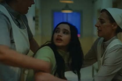Helena Tuñón, la nieta de Moria Casán, interpreta a la versión adolescente de su abuela en la serie de Netflix (Foto: Captura / Netflix)