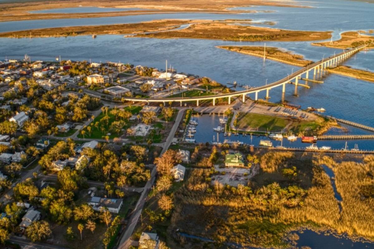 Helene se convirtió en huracán y tocaría tierra al norte de Florida, en la región de Big Bend