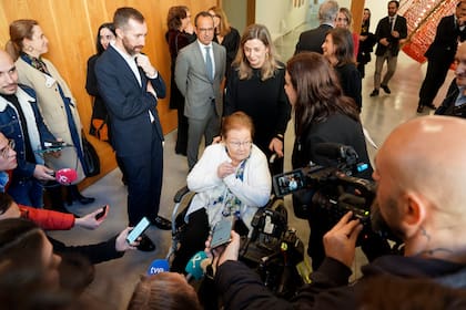 Helga de Alvear habló con la prensa en enero de 2024, tras ser reconocida por el Gobierno de Portugal con una medalla al mérito