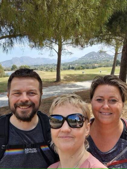 Helga Dis Isfold Sigurdardottir junto a su marido y una amiga en España, donde se perdieron caminando por los bosques; pudieron regresar a salvo gracias a mapas creados por los usuarios de Pokémon Go