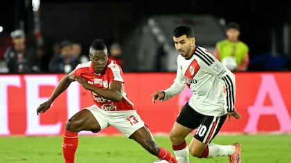 Helibelton Palacios marca a Ángel Correa en la altura en Bogotá