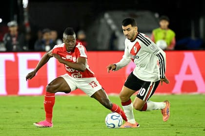 Helibelton Palacios persigue a Ángel Correa, que lleva la pelota