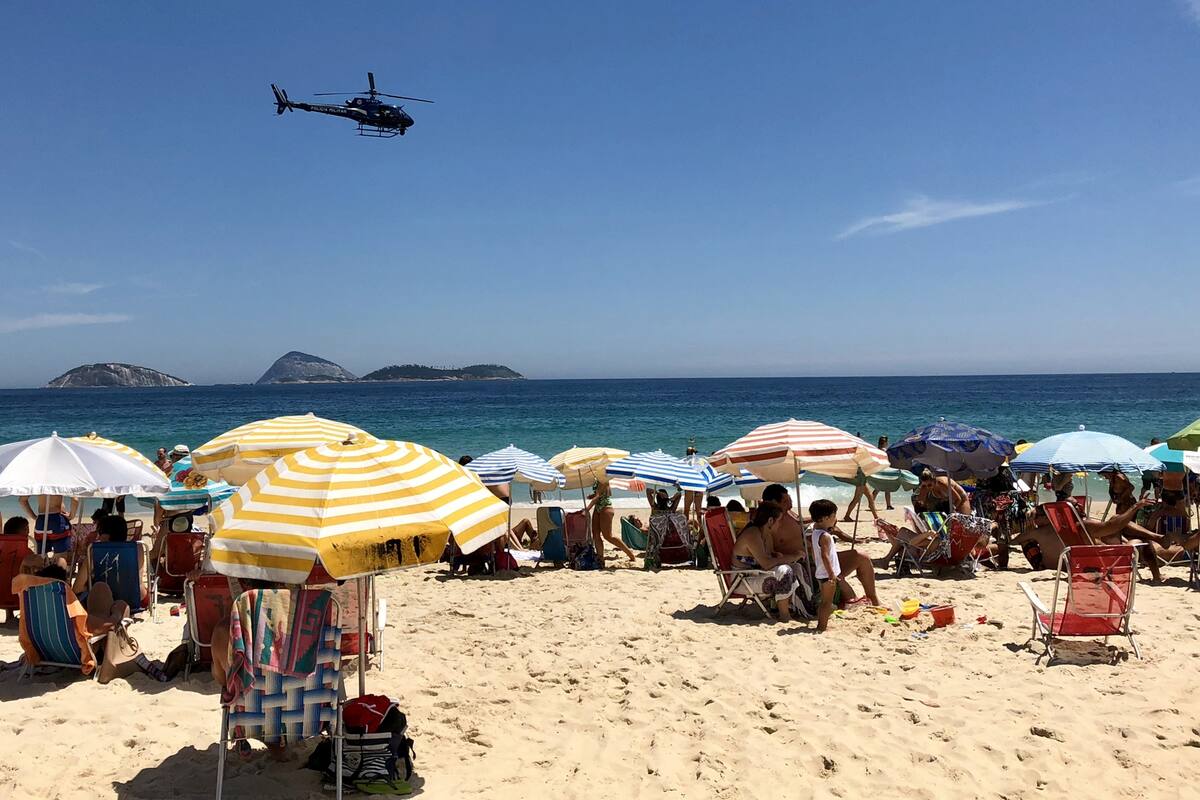 Helicóptero de la Policía Militar sobrevuela la playa de Ipanema