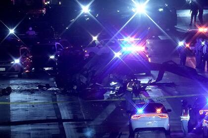 Helicóptero se estrella en una autopista en Sacramento y corta los carriles hacia el este