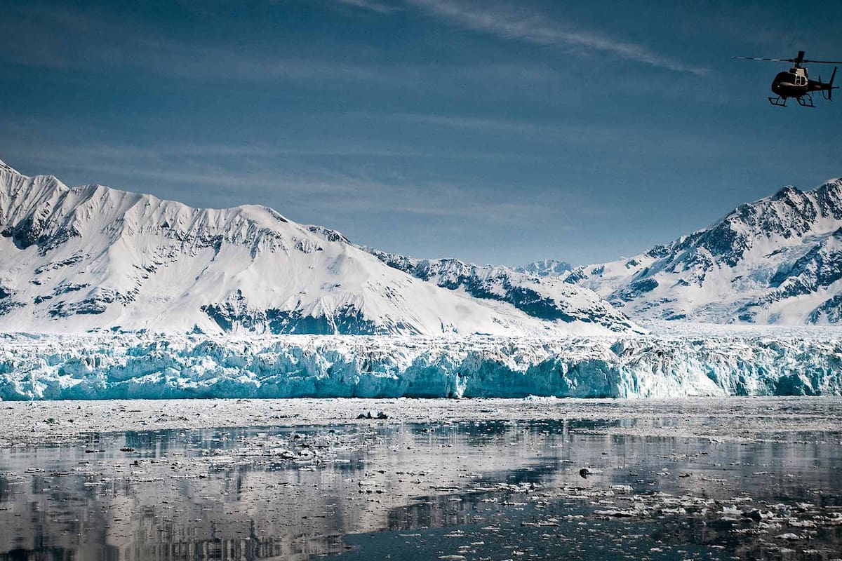Helicóptero sobrevolando un glaciar en Alaska,