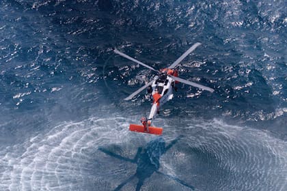 Helicópteros de la Guardia Costera trataron de dar con el avión donde viajaban John F. Kennedy Jr., su esposa, Carolyn y su hermana Lauren Bessette