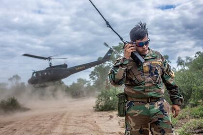 Helicópteros del Ejercito rescatan las personas que quedaron aisladas por la crecida e inundación del Rio Pilcomayo en Misión La Paz