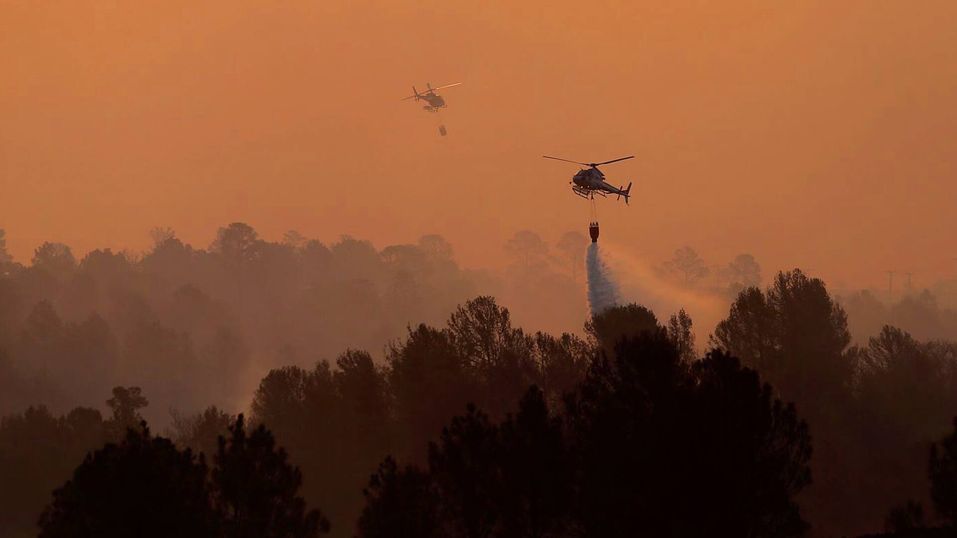Helicópteros hidrantes atacan los focos de incendio