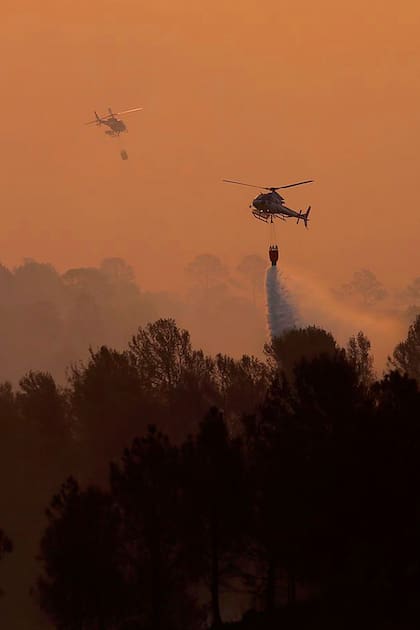 Helicópteros hidrantes atacan los focos de incendio
