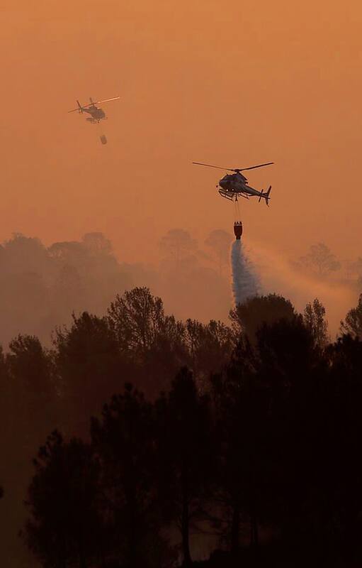 Helicópteros hidrantes atacan los focos de incendio