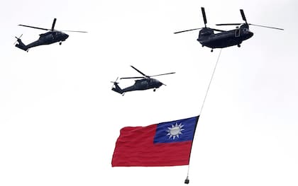 Helicópteros militares taiwaneses vuelan con la bandera taiwanesa en las ceremonias de juramentación del presidente Lai Ching-te en Taipéi, Taiwán
