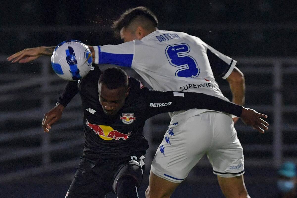 Helinho -que debió ser expulsado por un patadón- lucha en el aire con Francisco Ortega; Vélez estuvo a 5 minutos de ganar en Brasil