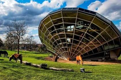 Heliodomo es una vivienda bioclimática diseñada y construido por un ebanista francés, Eric Wasser con forma de trompo