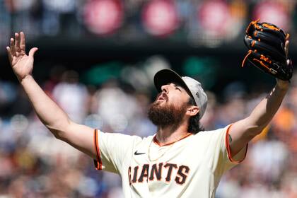 Heliot Ramos pega jonrón y hit decisivo en victoria de Gigantes 3-2 sobre Atléticos para barrer