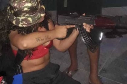 Hello Kitty solía fotografiarse con armas y subir las imágenes a sus redes sociales