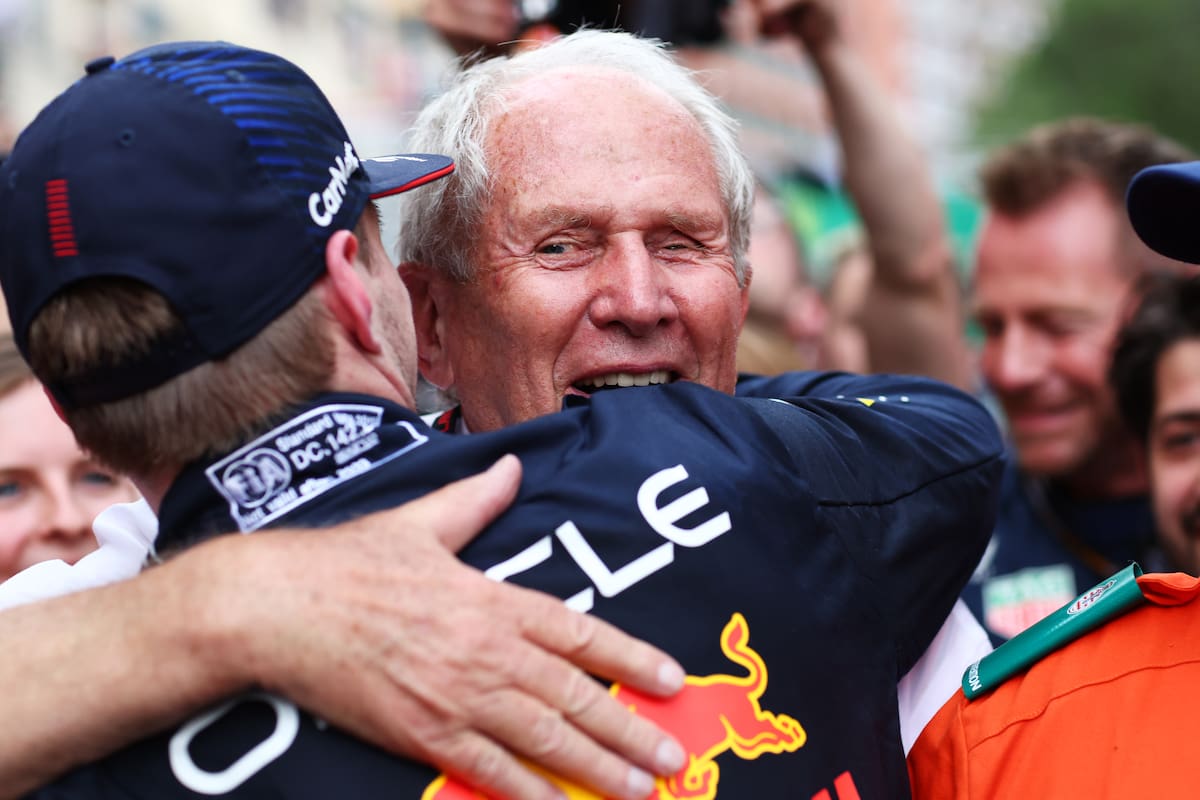 Helmut Marko, el principal asesor de Red Bull, se estrecha en un abrazo con Max Verstappen