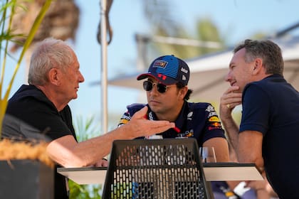 Helmut Marko junto al piloto Sergio Checo Pérez y el jefe de la escudería, Christian Horner: el austríaco se desligó de las críticas al mexicano y apuntó con fiereza contra el ingeniero británico por la conducción del equipo