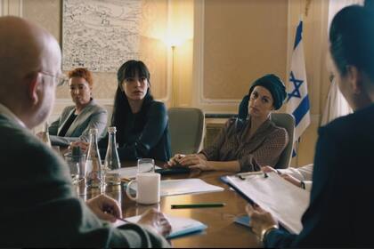 Héloïse Godet en el primer y contundente episodio de The Attaché