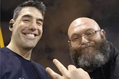 Helsinki, un fanático del básquetbol, junto con Luis Scola