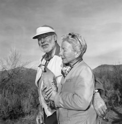 Hemingway y su cuarta esposa, Mary Welsh, dan un paseo por Sun Valley