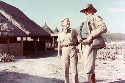 Hemingway y su esposa en África