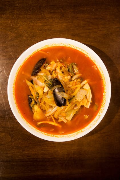 (Hemul champong) Fideos con mariscos y sopa caliente picante, especialidad de la cocina chino-coreana.