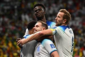 Henderson, autor del gol de Inglaterra, en el centro de los festejos