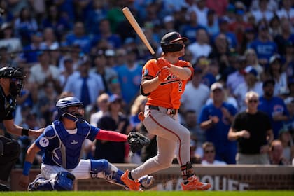 Henderson conecta jonrón de tres carreras en victoria 4-3 de los Orioles sobre Cachorros