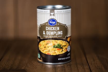 La sopa de pollo enlatada puede que no contenga todos los nutrientes necesarios para combatir un resfriado. A la mayoría le faltan, por ejemplo, vegetales