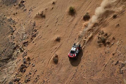 Henk Lategan sigue liderando el Rally Dakar 2026 en la categoría autos