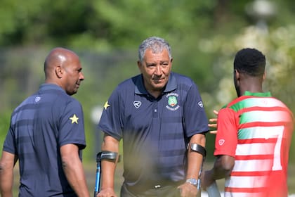Henk ten Cate, flamante DT de Surinam, debutará en el repechaje frente a Bolivia