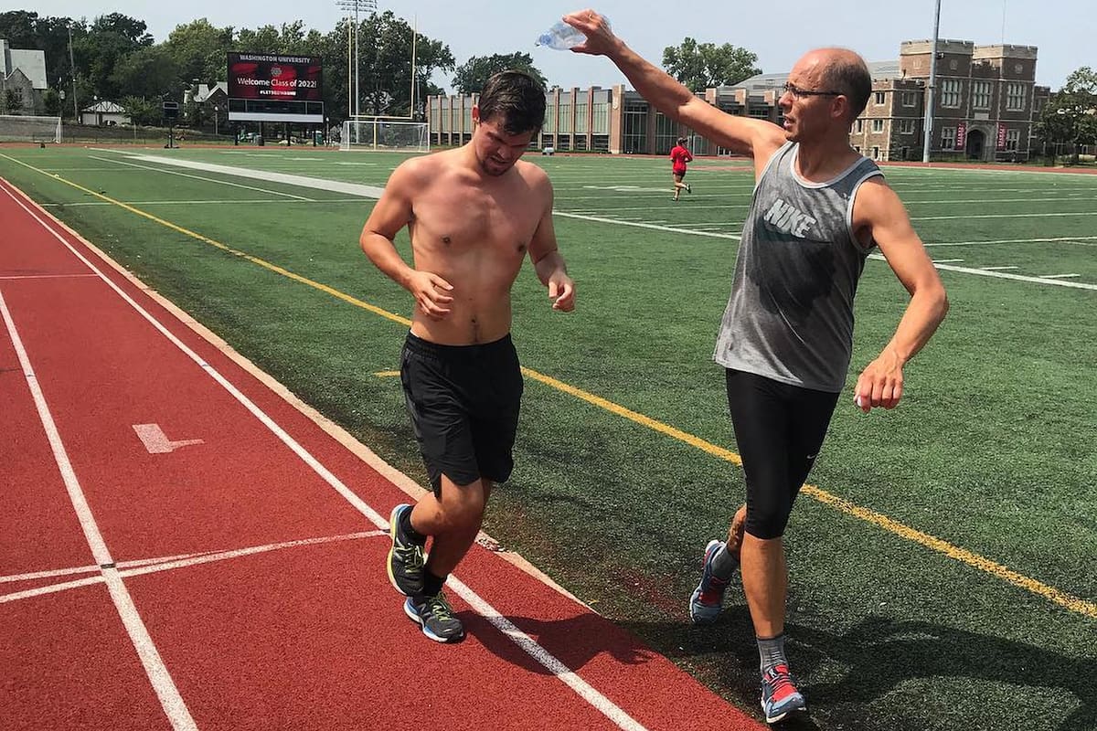 Henrik Carlsen le tira agua a su hijo Magnus, el mejor ajedrecista del mundo