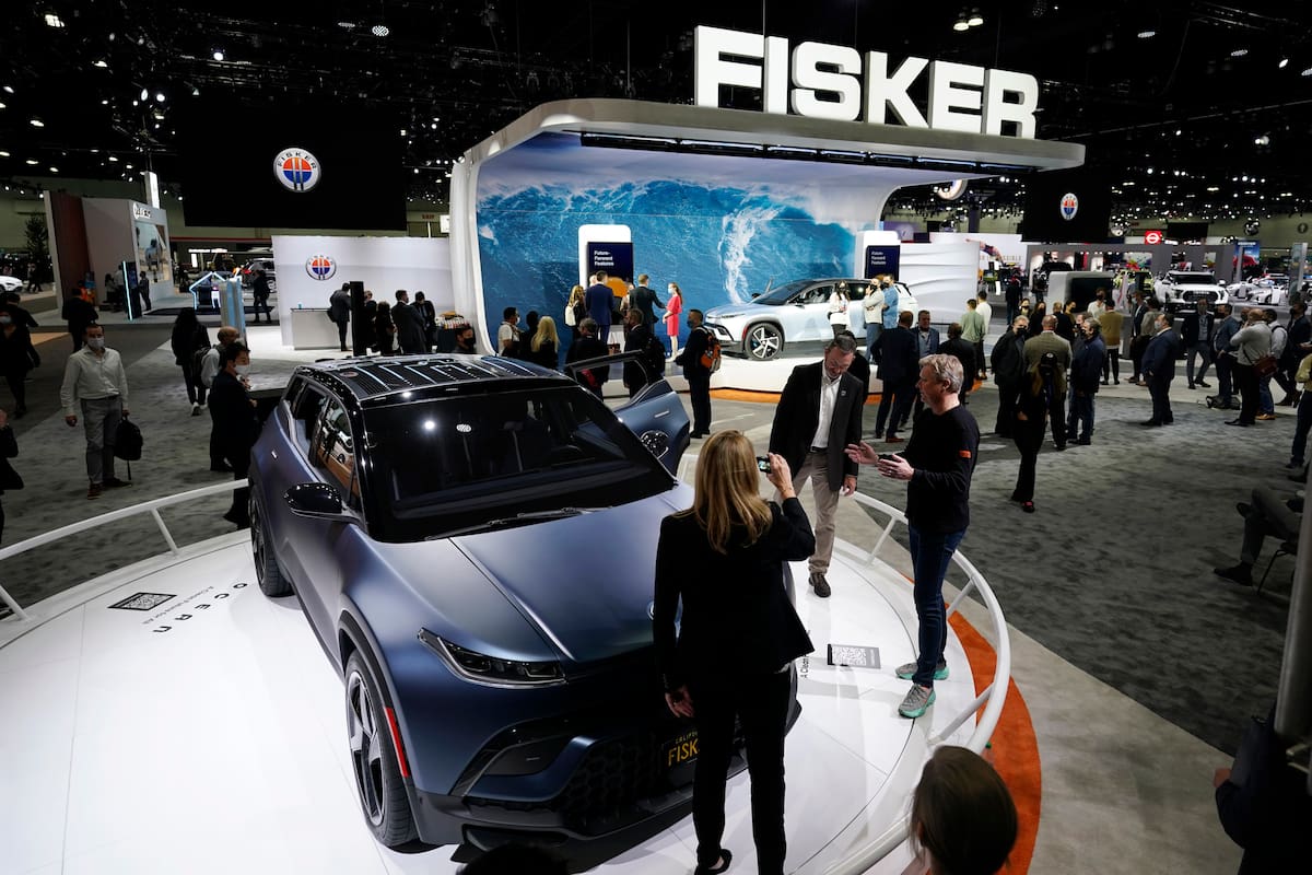 Henrik Fisker, CEO de Fisker, muestra el nuevo vehículo eléctrico de su compañía, el Ocean, en el AutoMobility LA Auto Show, el 17 de noviembre de 2021 en Los Ángeles. (Foto AP/Marcio José Sánchez, Archivo)