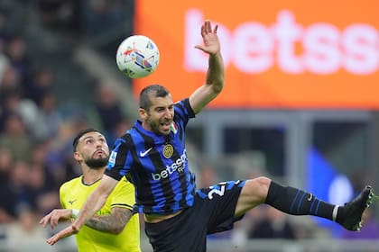 Henrikh Mkhitaryan del Inter de Milán pelea por el balón con Taty Castellanos de la Lazio en el encuentro de la Serie A el domingo 18 de mayo del 2025. (Spada/LaPresse via AP)