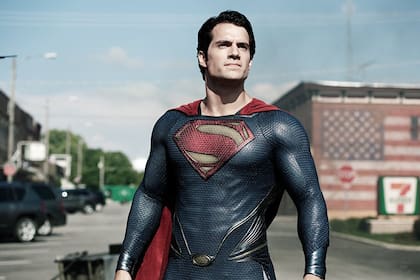 Henry Cavill, podría tener que colgar la capa de Superman