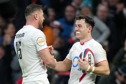 Henry Arundell (derecha) es el jugador con más tries en lo que va del Seis Naciones 2026, con cuatro
