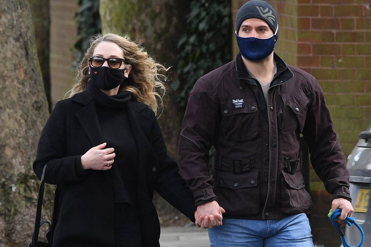 Henry Cavill camina de la mano de su nueva novia por las calles de Londres