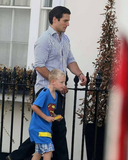 Henry Cavill el día que acompañó a su sobrino a la escuela para salvarlo del castigo