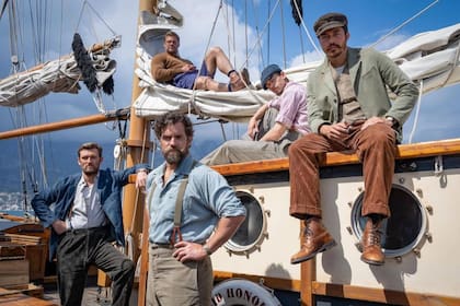 Henry Cavill (en el centro) y los otros protagonistas de Guerra sin reglas, uno de los films más recientes de Guy Ritchie