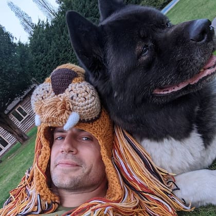 Henry Cavill y Kal, su perro, a quien bautizó con ese nombre en honor a Superman