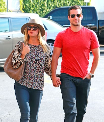 Henry Cavill y Kaley Cuoco, en 2013