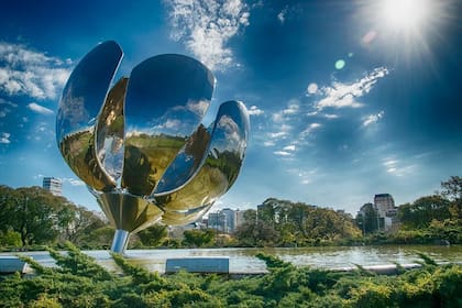 Se cumplen 20 años de la inauguración de la Floralis Genérica, obra que donó el arquitecto argentino Eduardo Catalano a la ciudad de Buenos Aires