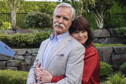 Henry Czerny interpreta a Henry, el marido de Caroline, cuya enfermedad obliga a la pareja a transformar por completo la manera en la que se vinculan y se aman