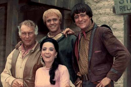 Henry Darrow (último a la derecha), junto a Leif Erickson, Mark Slade y Linda Cristal, las figuras del El Gran Chaparral