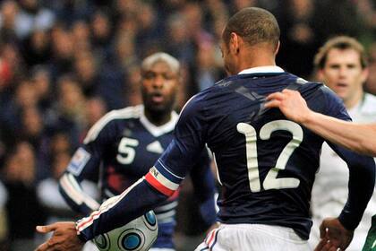 Henry empuja la pelota con la mano