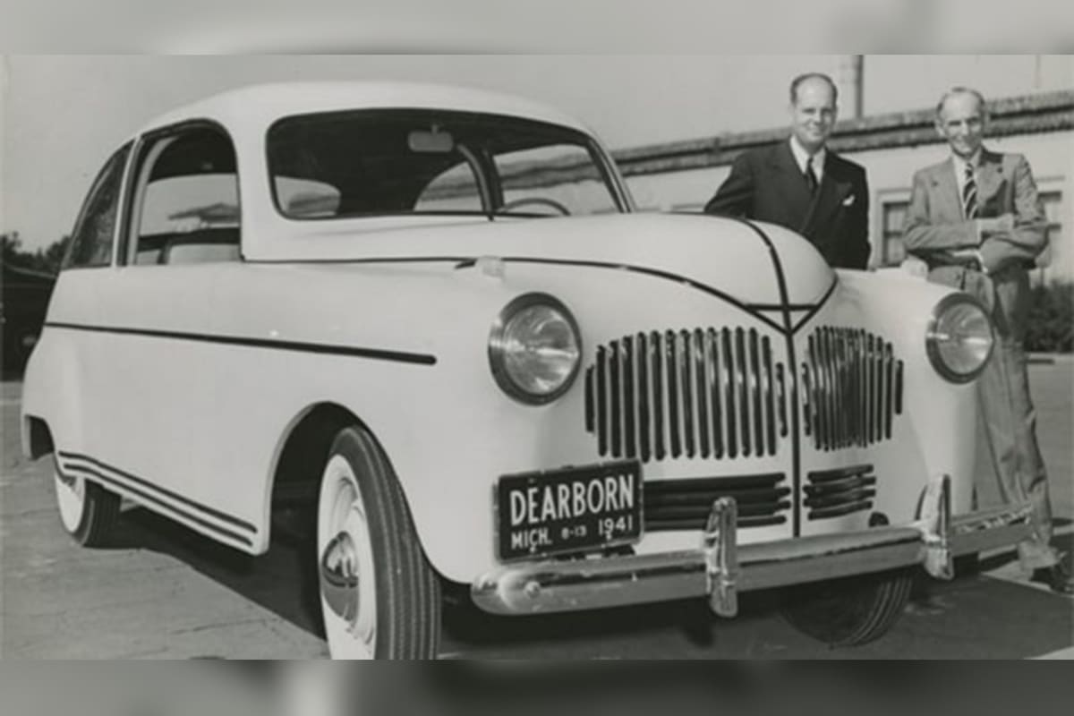 Henry Ford (der.) presentando su "auto hecho de plástico" en 1941