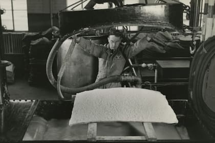 Henry Ford logró bajar el precio del Modelo T de US$850 a menos de US$300 gracias a su sistema de producción (Archivo)